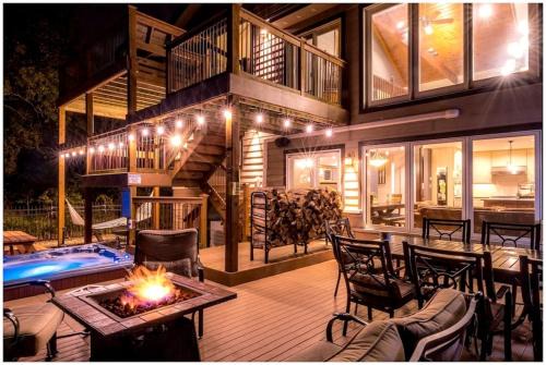 Miller Beach Villa | Luxurious Villa with Hot-tub, Fire Pit and Games in Gary, Indiana