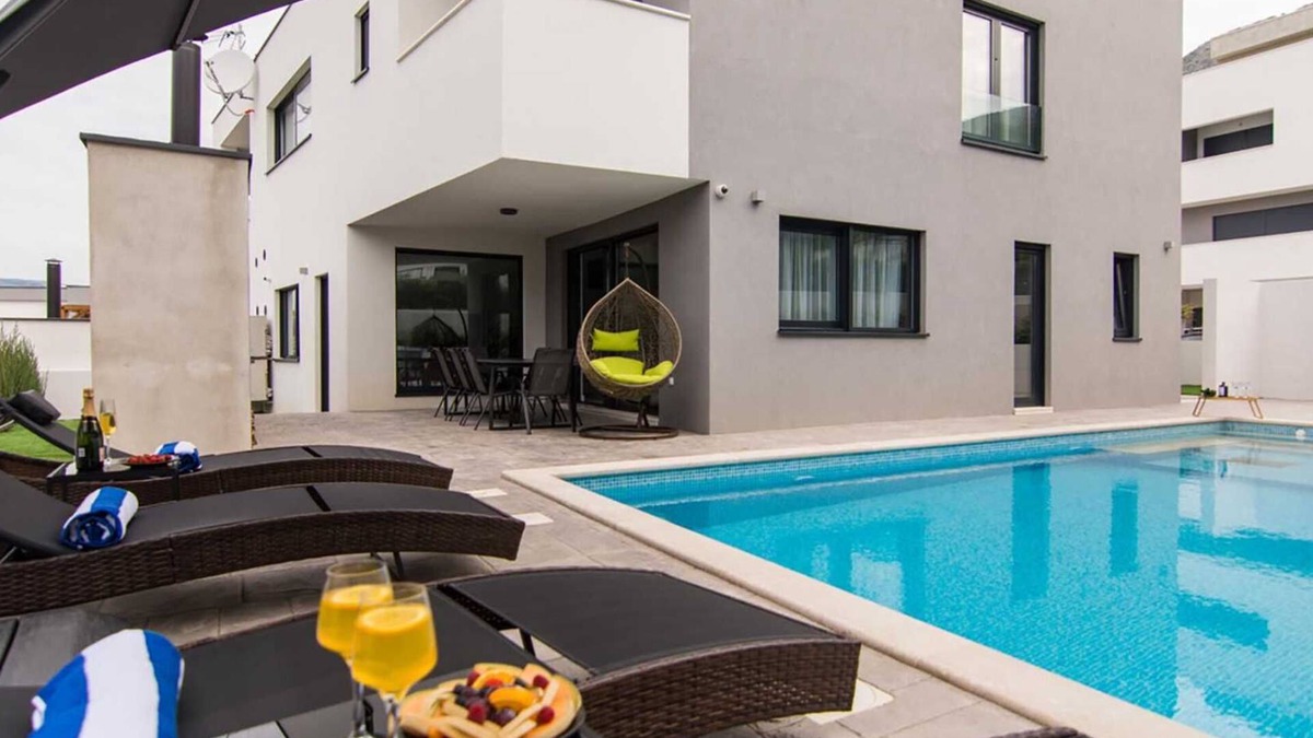 Strozanac Villa | Luxurious villa with heated pool near Split