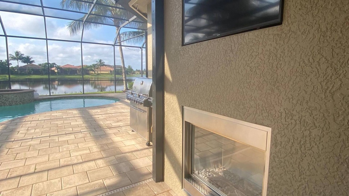 Naples Villa | Luxurious villa with lake view and great facilities