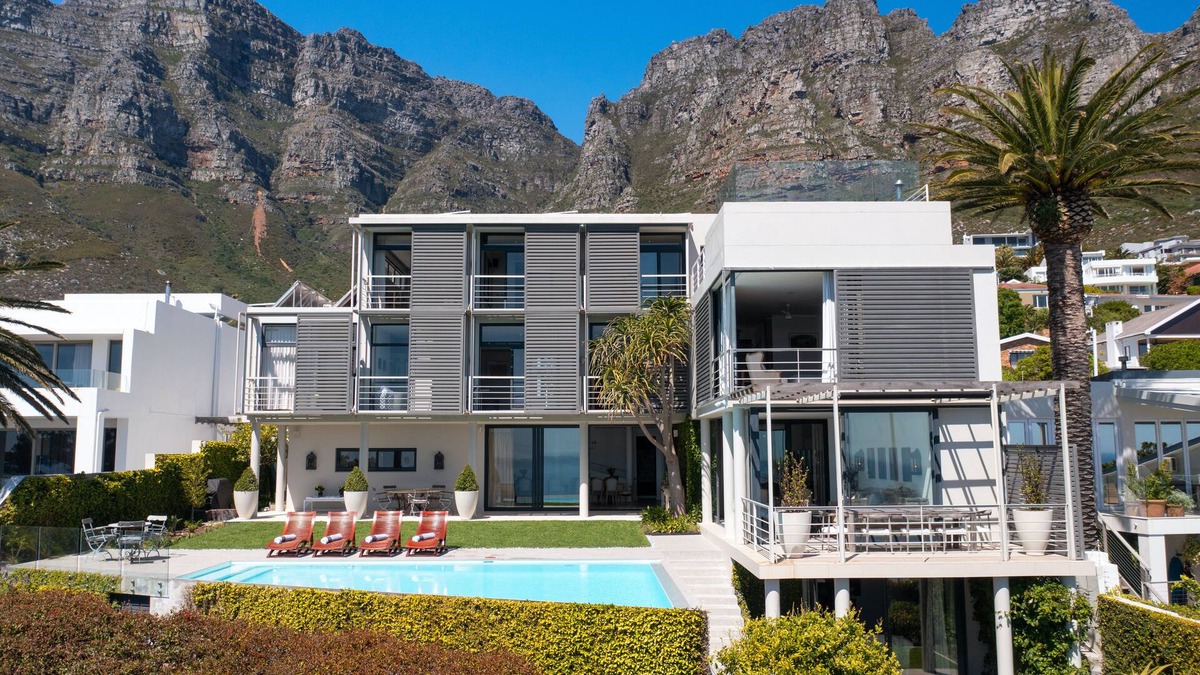 Camps Bay Villa | Luxurious villa with magnificent views, located at the foot of Table Mountain.