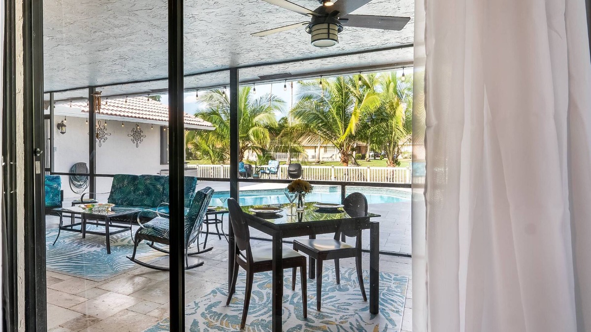 Coral Springs House | Luxurious Waterfront Home with Private Pool, Modern Kitchen, Near Shopping and South Florida Beaches