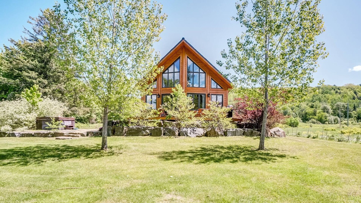 Cheneville Cabin | Luxurious Waterfront Retreat