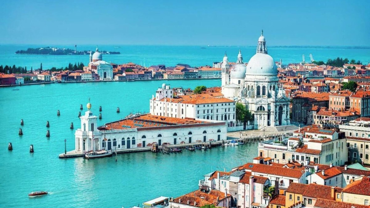 Isola San Giorgio Maggiore Apartment | Luxurious Waterfront Home with Stunning Canal Views in Dorsoduro
