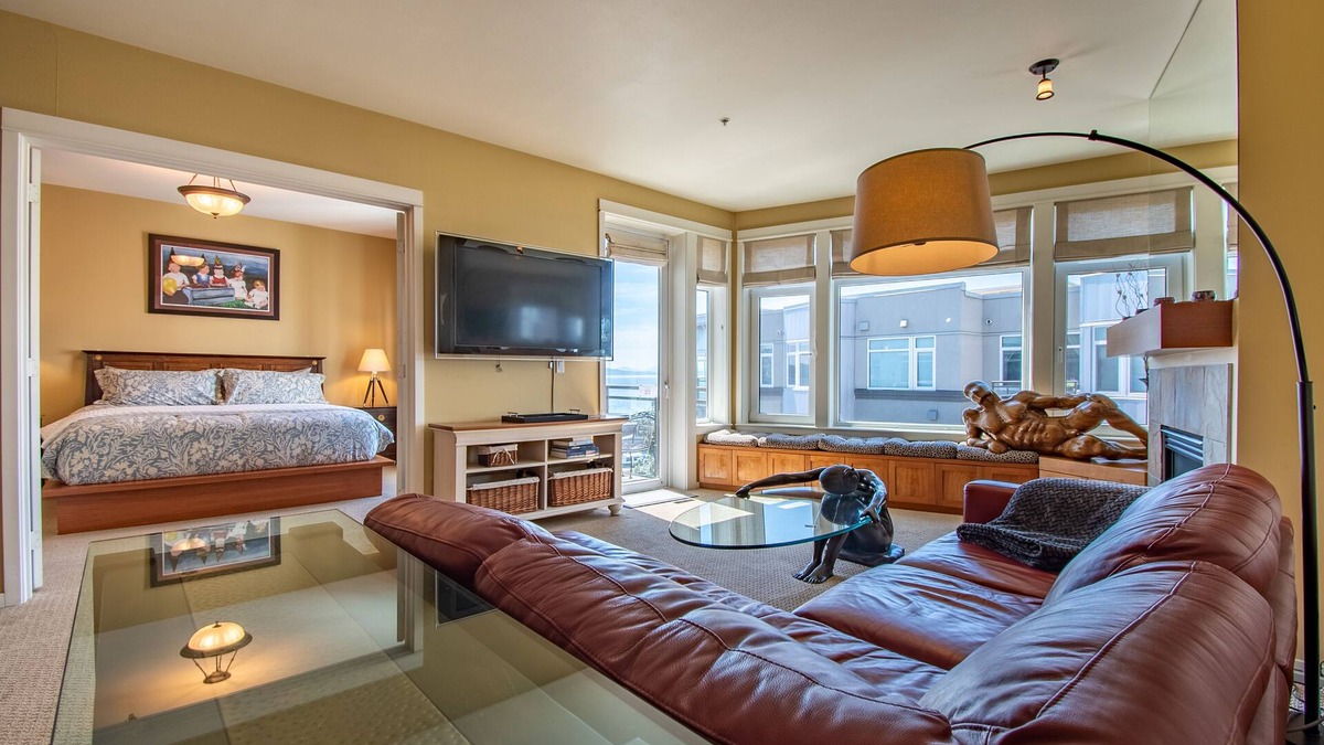 Downtown Seattle Condo | Luxurious Waterfront Penthouse 2BR/2BA + Parking!