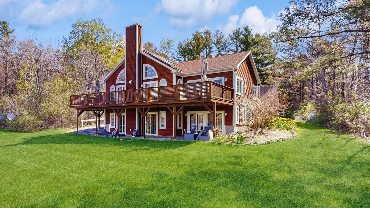 Belfast House | Luxurious Waterfront Retreat on Nine Acres, Just 4 Minutes from Belfast