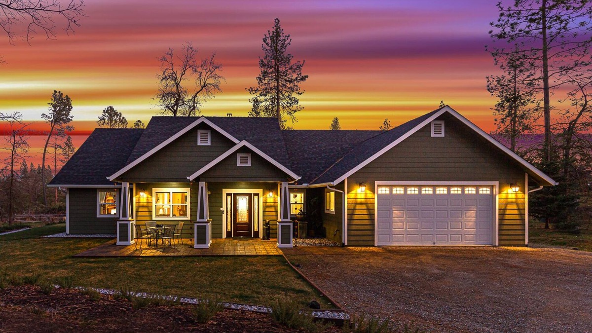 Mariposa House | Luxurious Yosemite Mountain Home , Spa, Pool, Miniature Ponies! and Gameroom