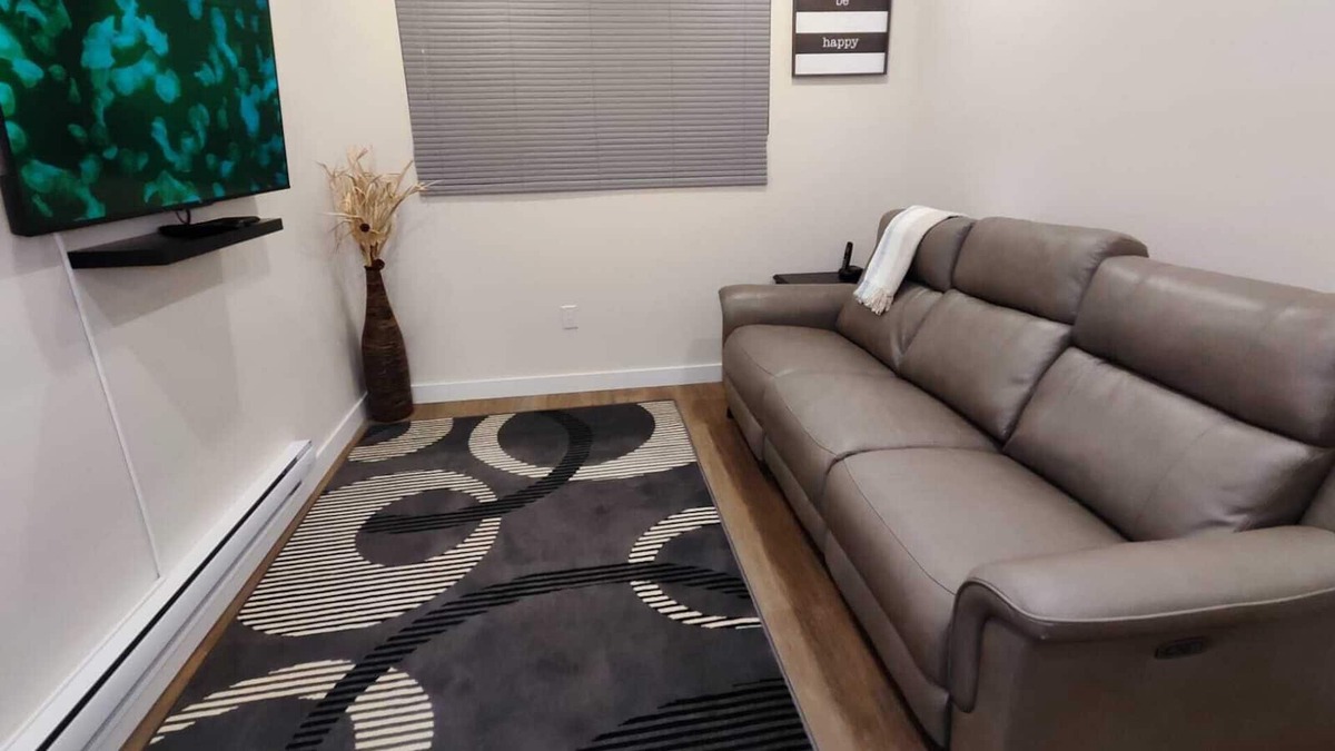 Winnipeg House | Luxury 1 Bedroom Basement Suite