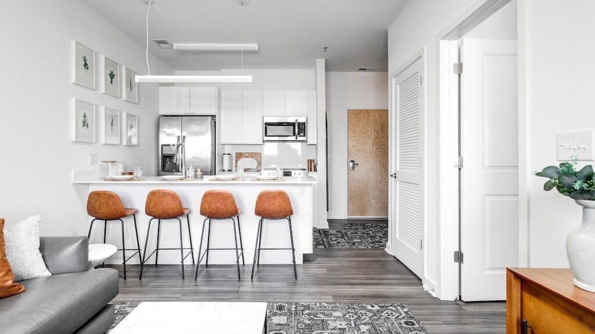 Richmond Apartment | Luxury 1 Bedroom Unit In Scotts Addition