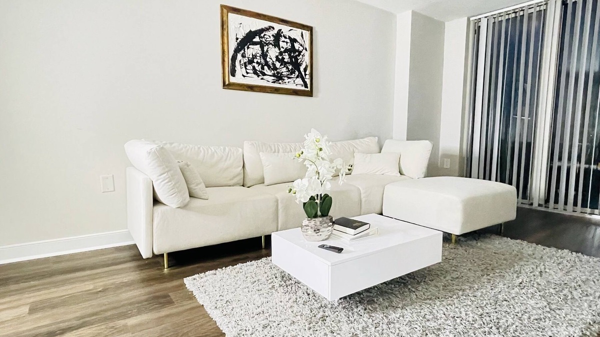 Downtown Apartment | Luxury 1-Bedroom with Rooftop Pool,Gym Facility