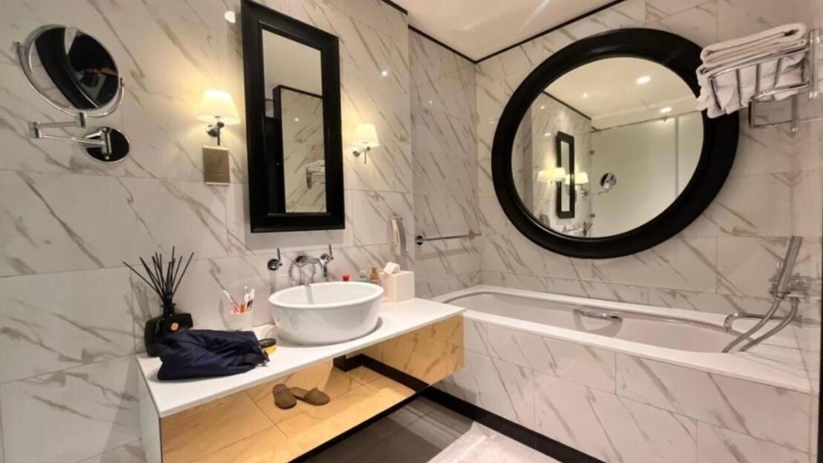 Downtown Dubai Hotel | Luxury 1 BHK Apartment with City & Canal Views!