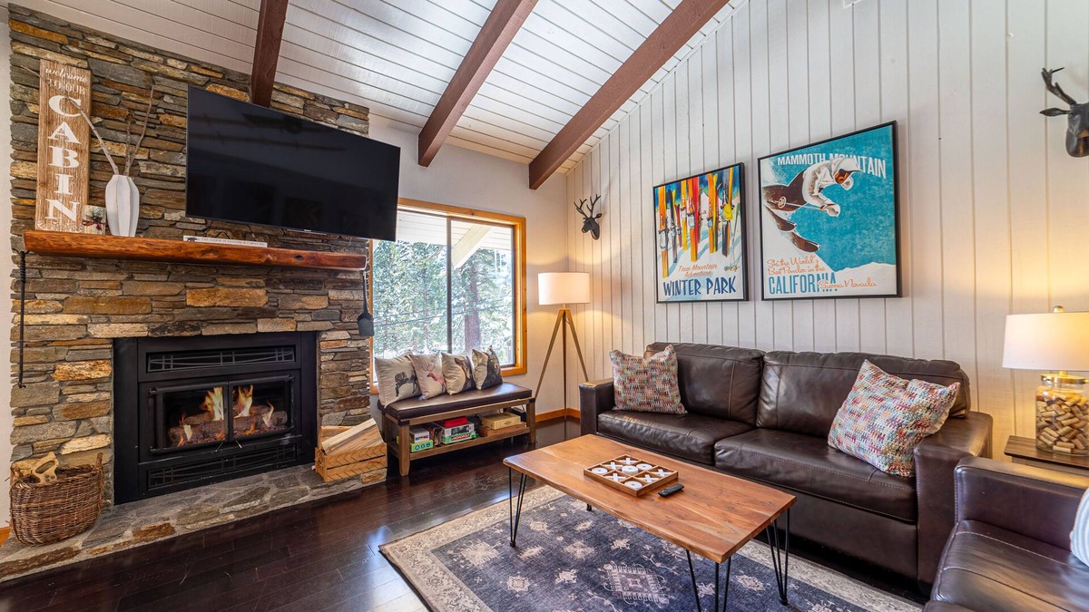 Mammoth Lakes Condo | Luxury 1+Loft Pet Friendly Mtn Retreat with Views!