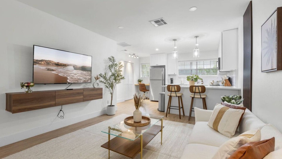 Tampa Apartment | Luxury 1BR in amazing Location FREE parking &crib