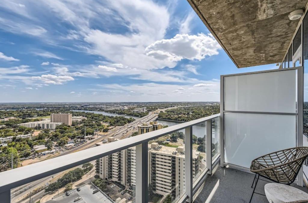 Rainey Street Historic District Apartment | Luxury 1BR with Views, Rooftop Pool and Walk To Rainey St.