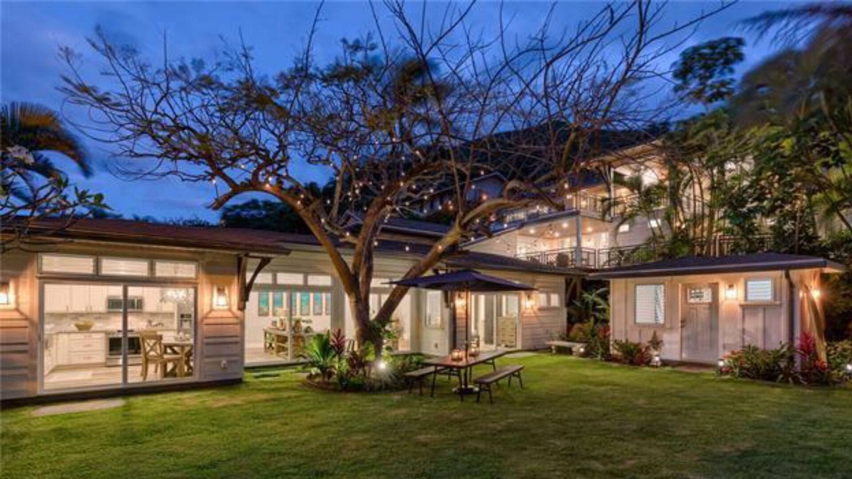 Lanikai House | Luxury 2 bd 2 bath - world famous Lanikai Beach - less than 5 min walk to water!