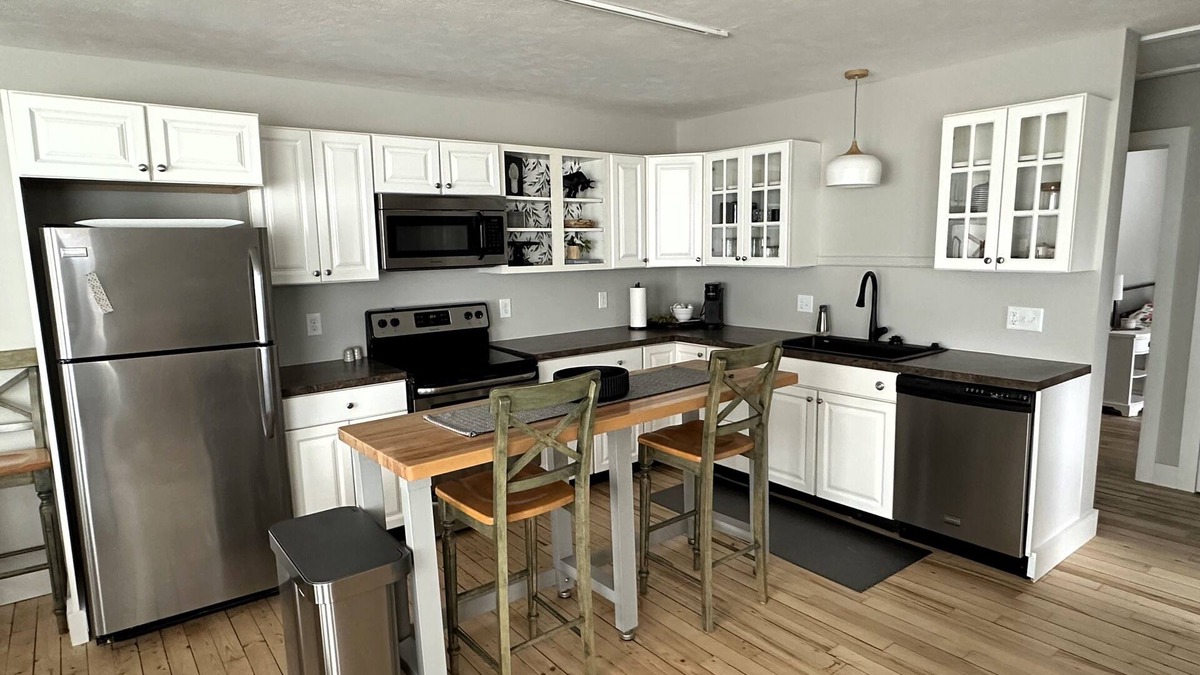 Northport House | Luxury 2 bed apt in Northport! Walk to everything (next door to Plover apt)