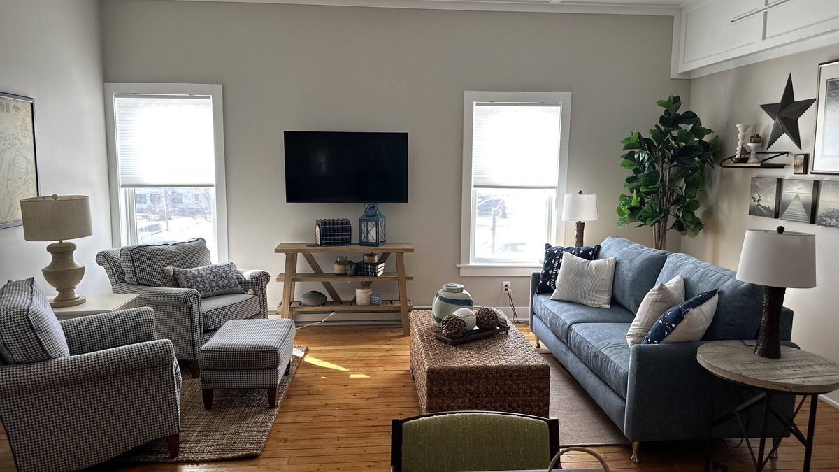 Northport Apartment | Luxury 2 bed apt in Northport! Walk to everything (next door to Piper apt)