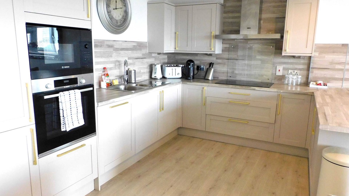 East End Apartment | Luxury 2 bed apt with stunning views & parking