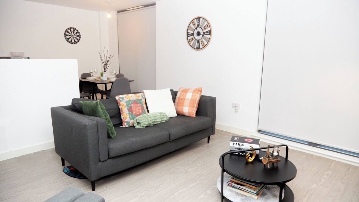 Salford House | Luxury 2-Bed Duplex with Balcony in Central Manchester – Tranquil Havens