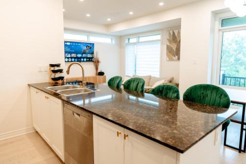 Ajax Villa | Luxury 2-Bed Townhouse Near Waterfront & Downtown