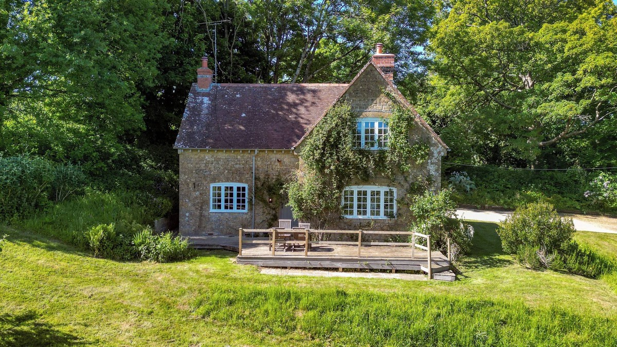 Beaminster House | Luxury 2 Bed Woodland Cottage on Rewilding Estate