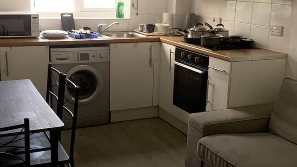 Clementswood Condo | Luxury 2 Bedroom Flat Near Rail Station in London