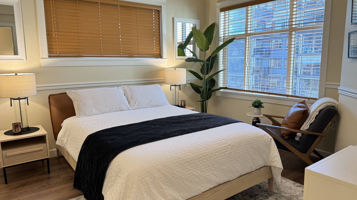 Yorkson Condo | Luxury 2 BR/2B; Langley Condo withAC/FP/solarium/gym/spray park/near transit