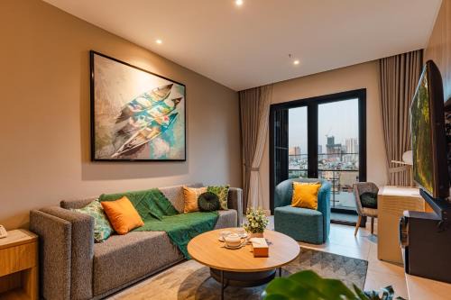 District 1 Apartment | Luxury 2 or 3BR Apartment in Dist 1, Pool and airport pickup