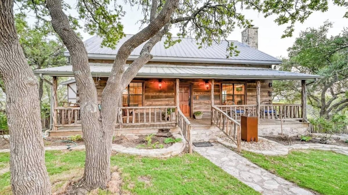 Fredericksburg House | Luxury 23-ac Ranch Hot Tub and Hill Country Views!