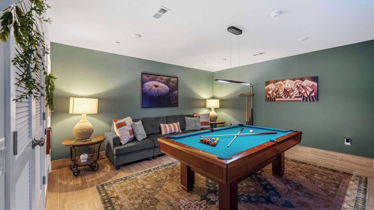 Center City Apartment | Luxury 2B, 2Ba, Pool Table, Parking!