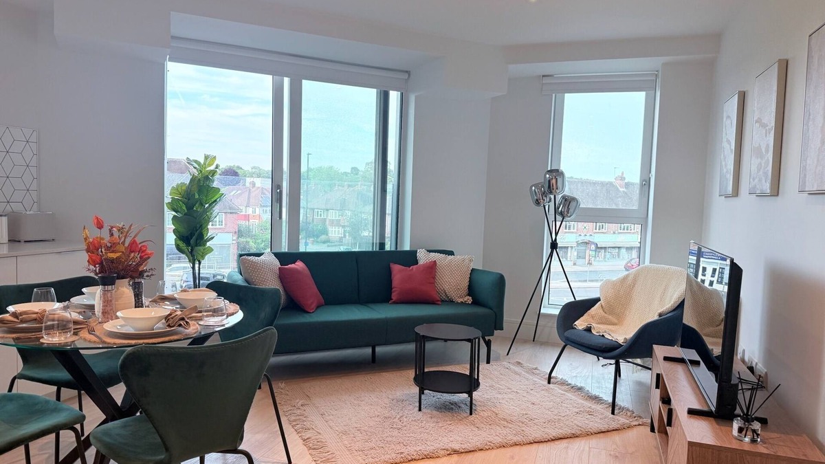 Coombe Hill Apartment | Luxury 2Bed Flat with Gym, Cinema and Games Room in Wimbledon London