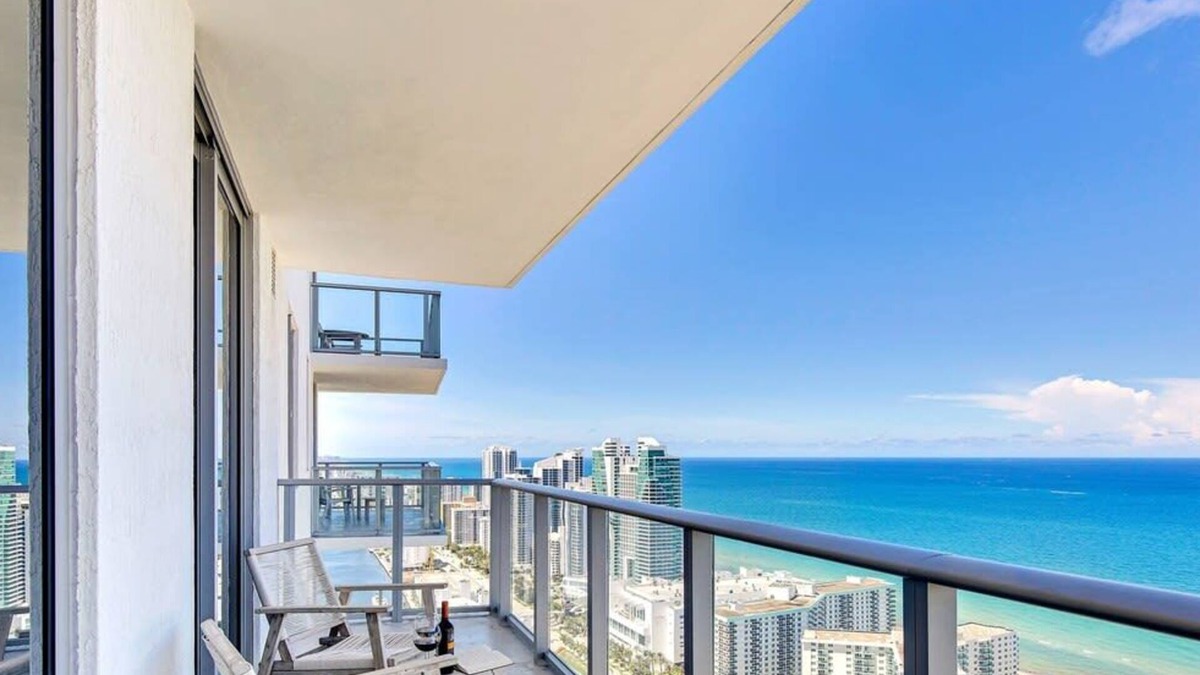 Hollywood South Central Beach Apartment | Luxury 2BR Apt With Ocean View, Pool & Amenities