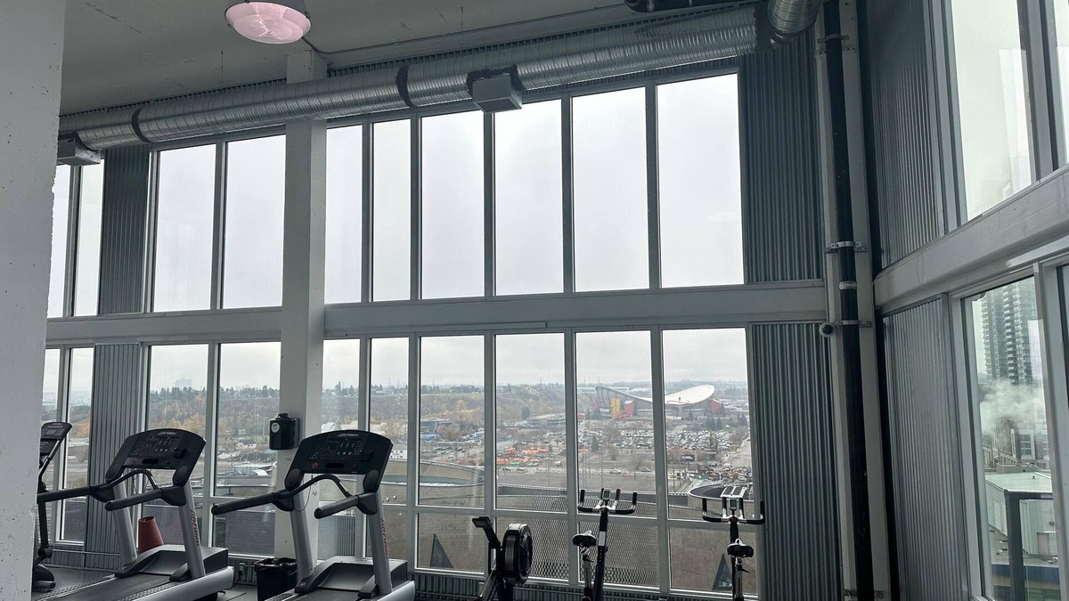 East Village Apartment | Luxury 2BR Condo in Downtown Calgary | Free Parking | Walk to Stampede & C-Train