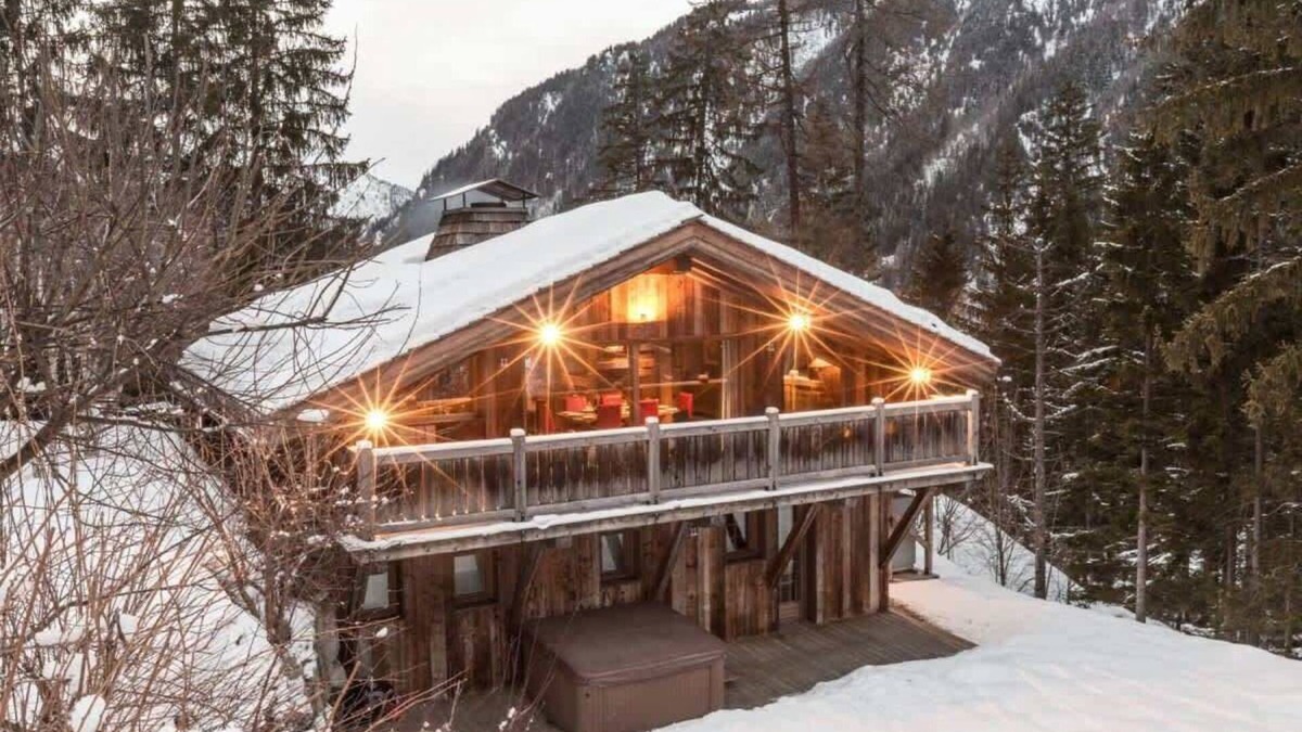 Les Bossons Ski Chalet | Luxury 3 bedroom chalet, jacuzzi, sauna