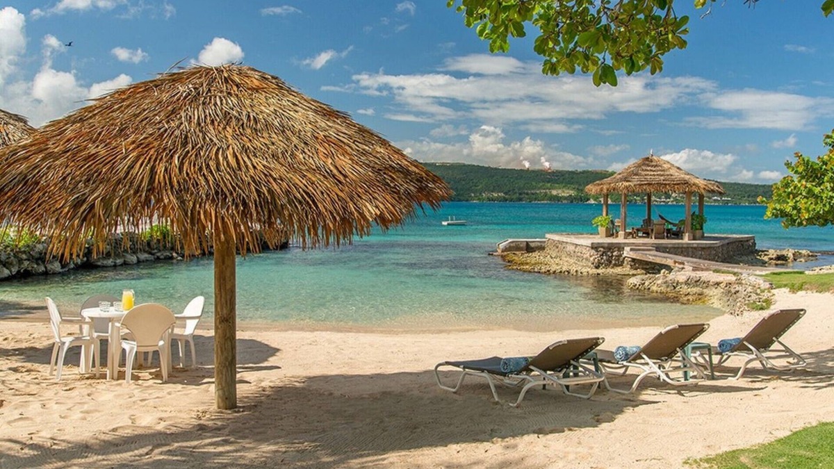 Discovery Bay Villa | Luxury 3 Bed Beach Villa in Discovery Bay - Fully Staffed