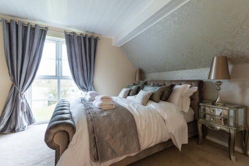 South Cerney Villa | Luxury 3 Bed Home by the Lake