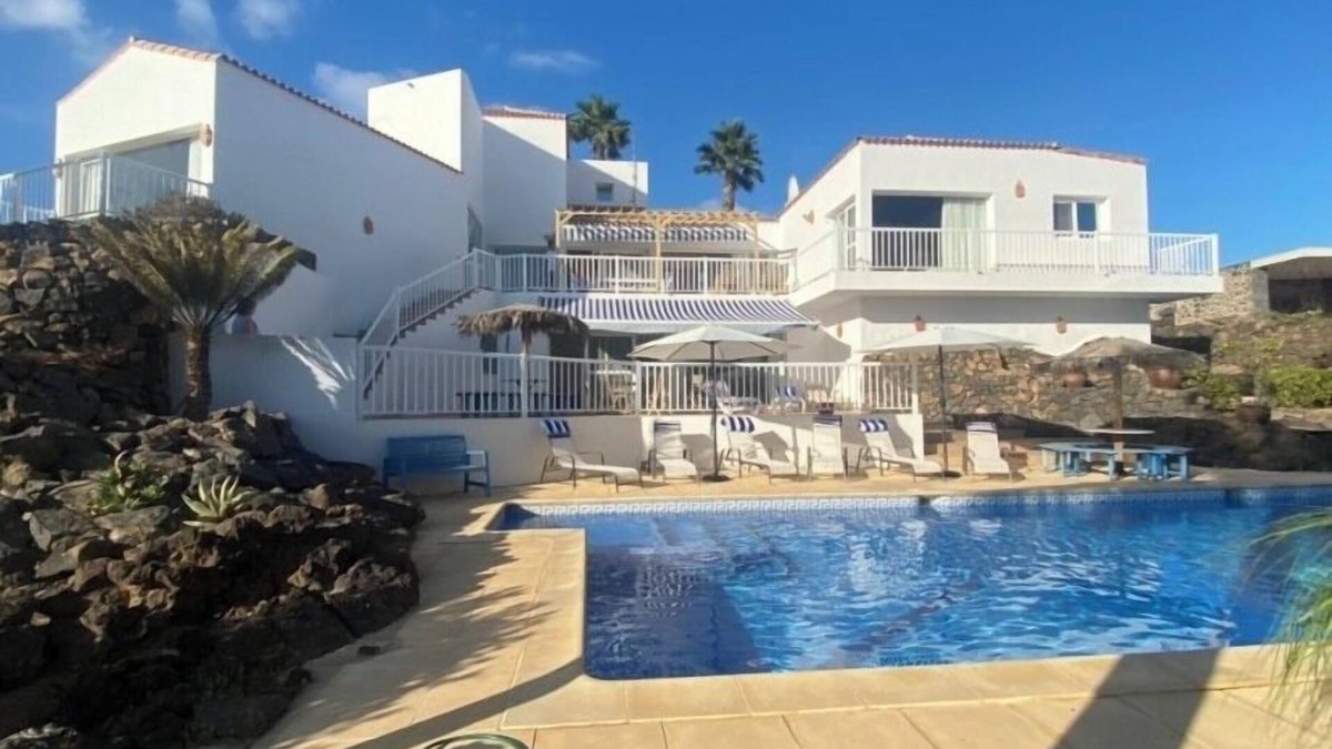 El Cotillo Villa | Luxury 3 bed villa with large pool in Fuerteventura sleeps 6/8 people