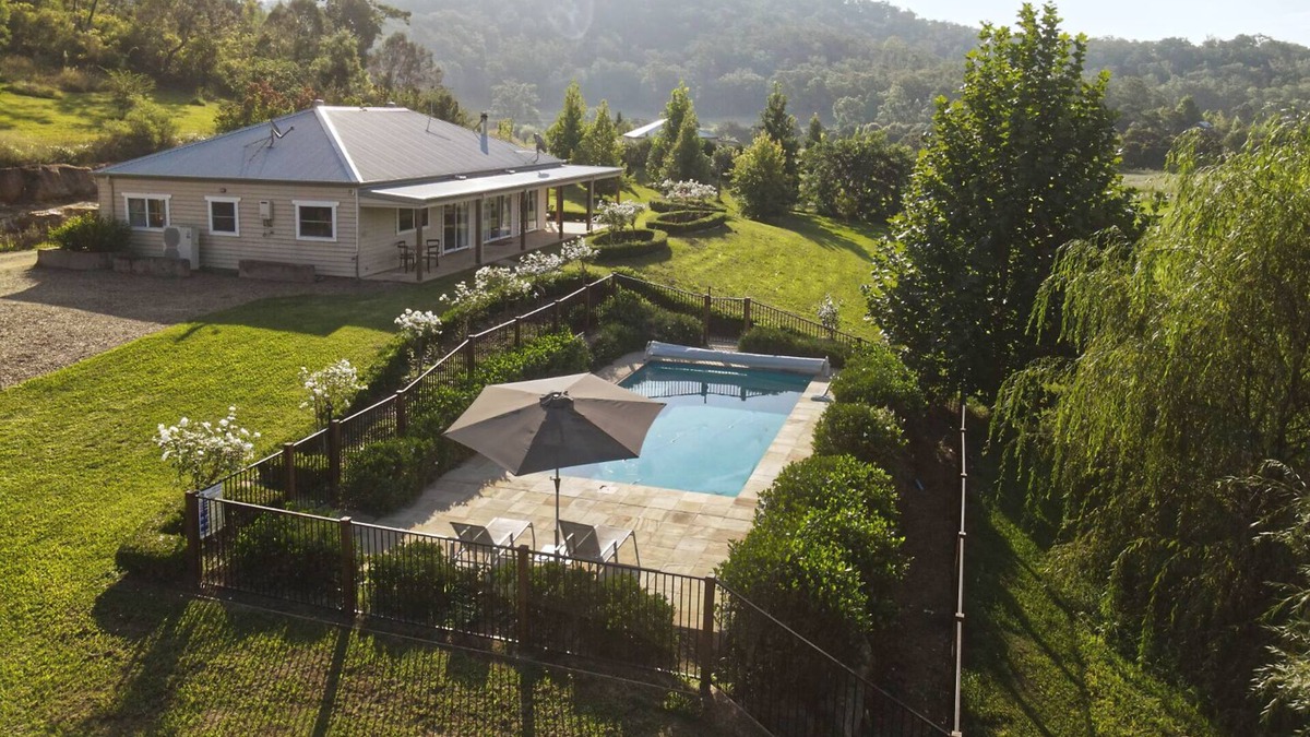 Wollombi House | Luxury 3 bedroom house and private pool