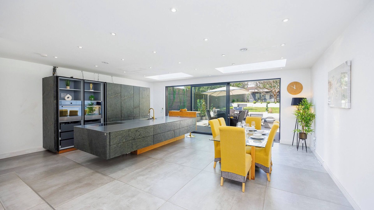St Albans House | Luxury 3-Bedroom House with Large Garden & Outhouse in St Albans