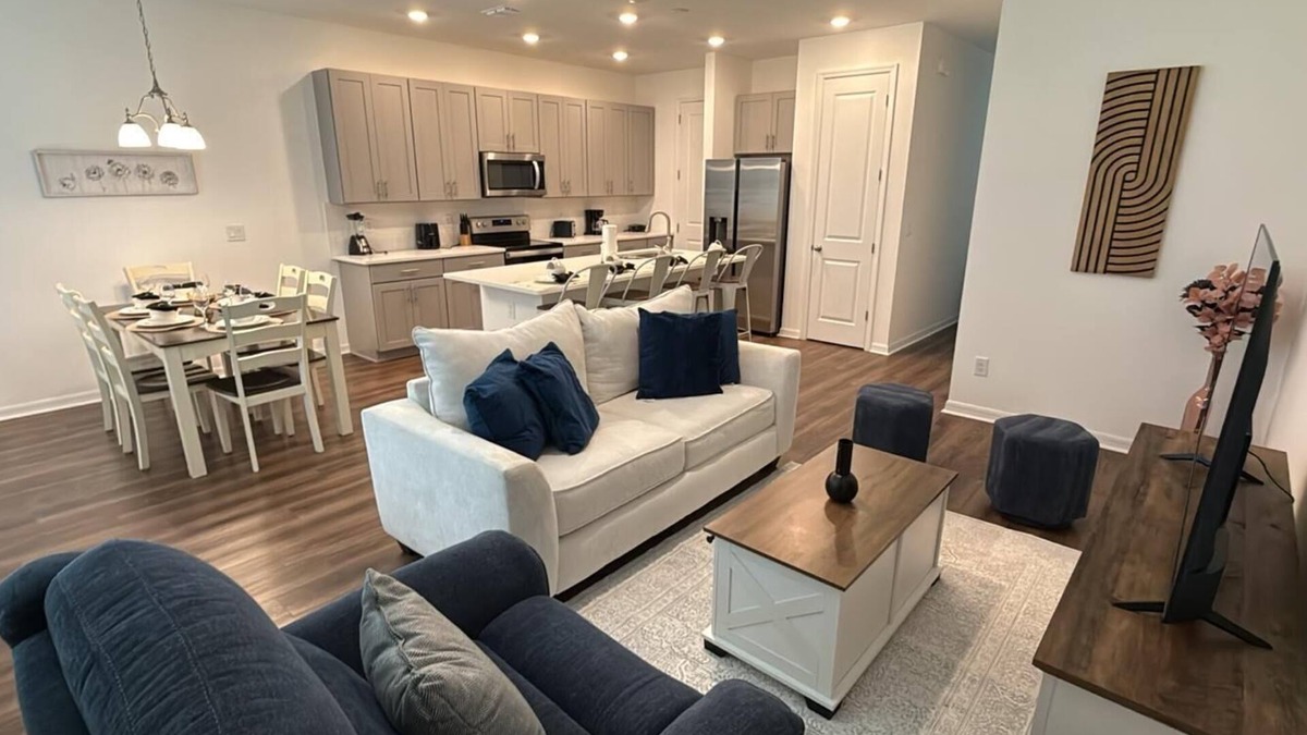 Davenport House | Luxury 3 Bedroom Retreat with 2.5 Baths 371