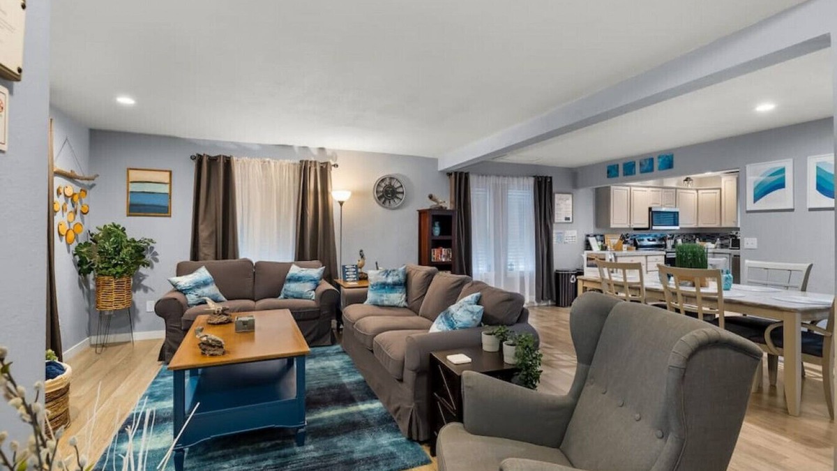 Aberdeen House | Luxury 3-bedroom Tri-Level w/Game Room