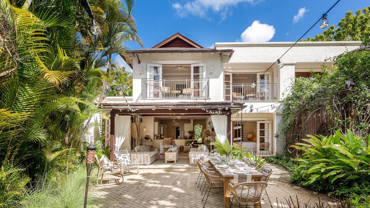Gibbes Villa | Luxury 3-bedroom villa w/ pool at 50m to the beach