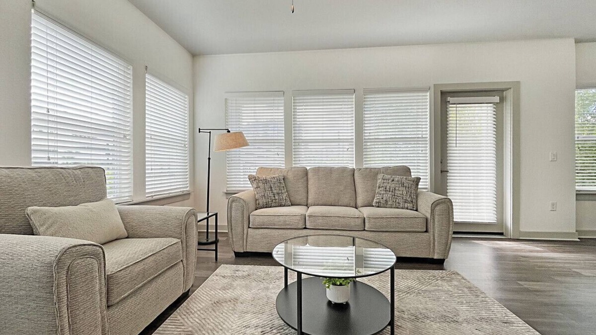 Carver City - Lincoln Gardens Apartment | Luxury 3 BR in Westshore, Fountain Views