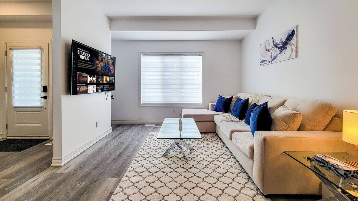 Niagara Falls House | Luxury 3BDR Retreat in the Heart of Niagara Falls - SLEEPS 8 + Free Parking