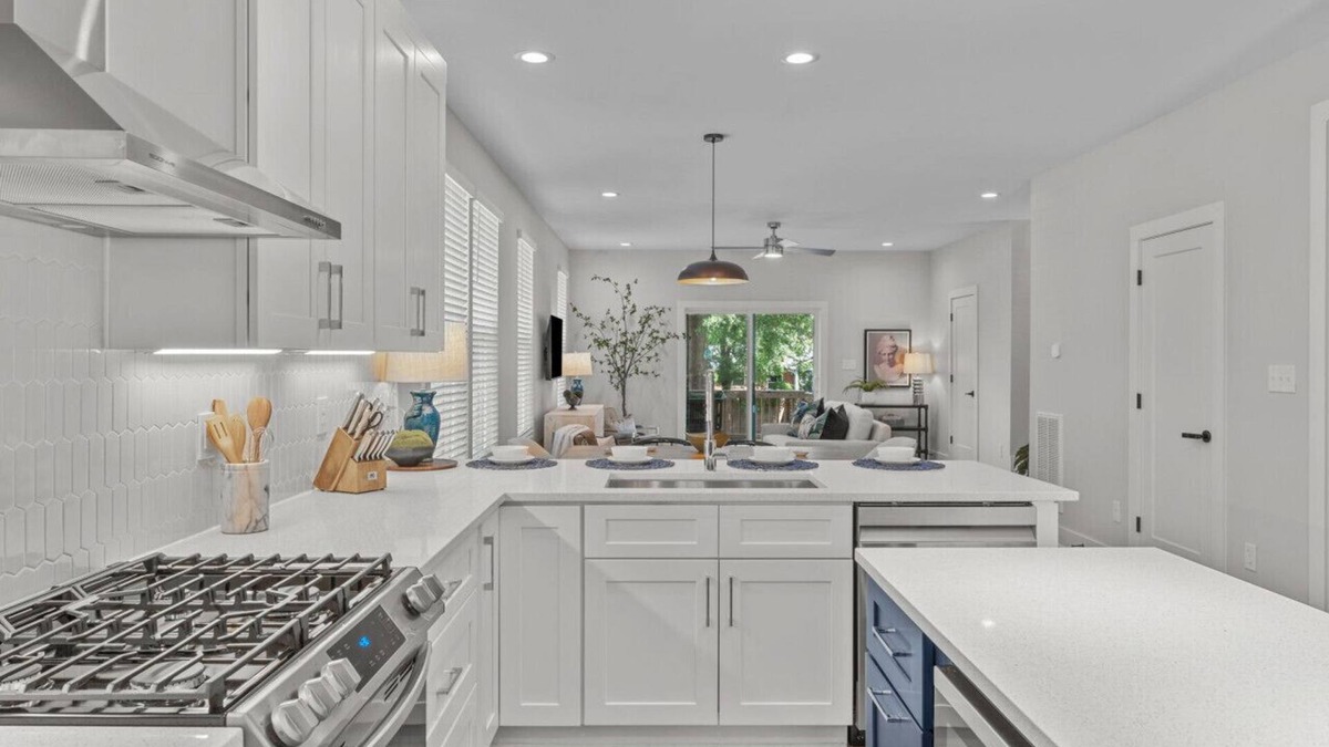 East Raleigh House | Luxury 3BR Modern Townhome | Downtown Raleigh | Pet-Friendly, Fenced Yard