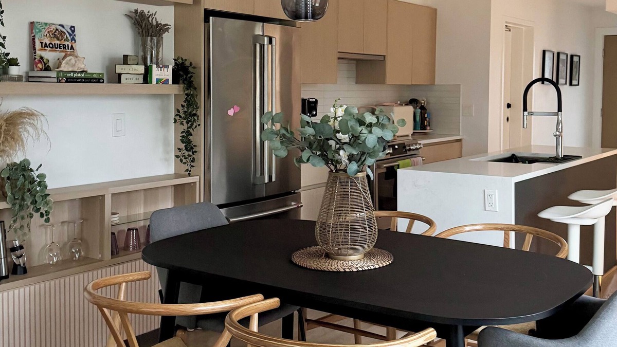 North Vancouver House | Luxury 3BR Townhome Garage A/C 3+ Month Stay