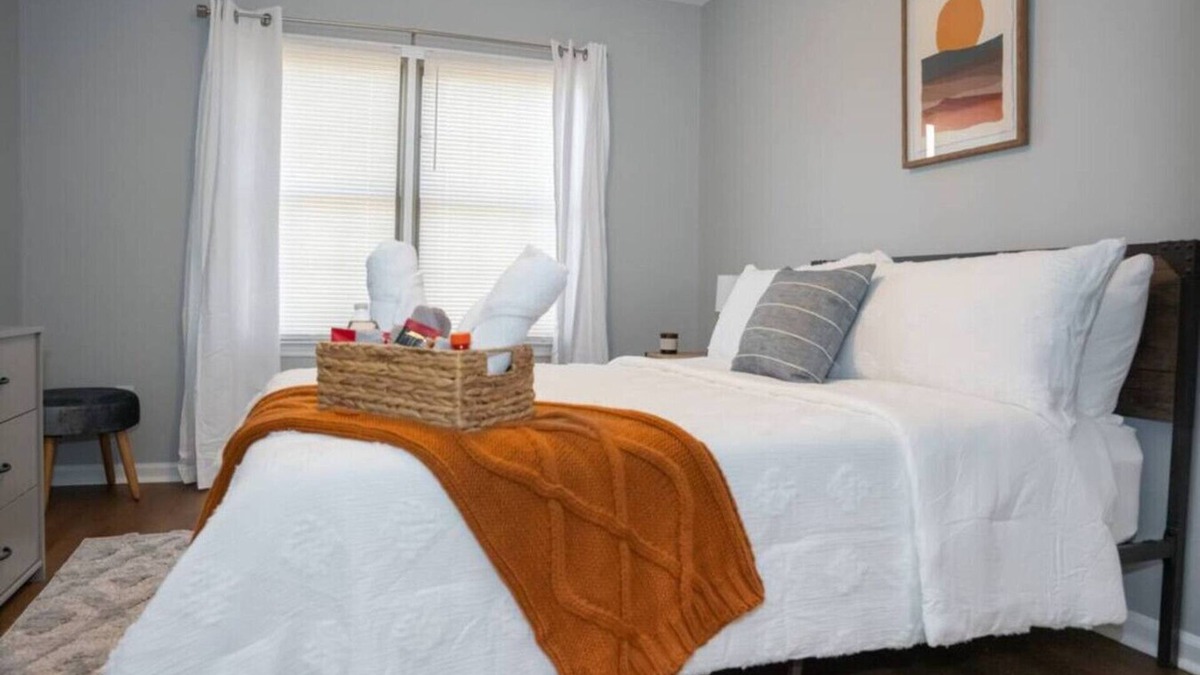 Winston - Salem House | Luxury 3BR Townhome - Sleep 6