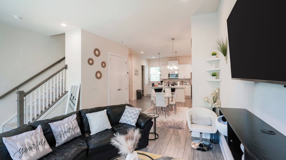 Charlotte House | Luxury 3BR Townhome Near Uptown Family-Friendly + Business Re