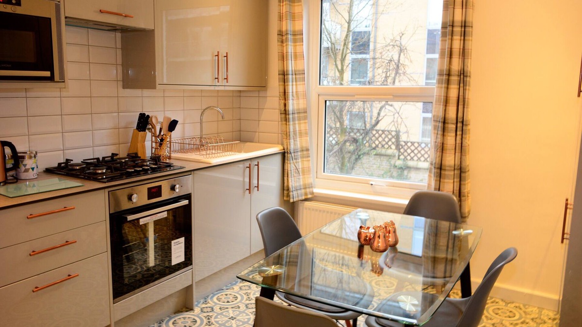 Holloway Apartment | Luxury 4/5 bed 2 bath Victorian London home