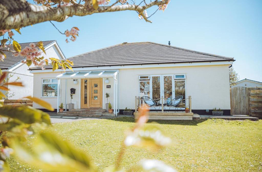 Trearddur Bay Villa | Luxury 4 Bed, 3 Bathroom, Pet Friendly Villa, Sleeps 8, with Hot Tub in Trearddur Bay