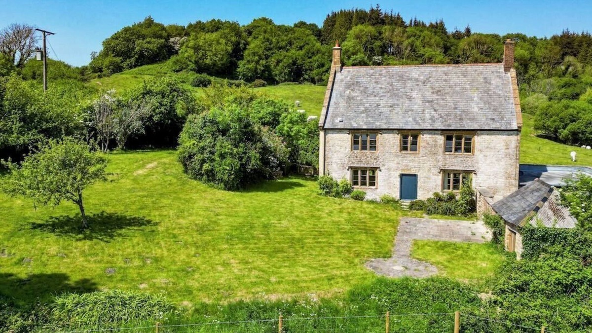 Beaminster House | Luxury 4 Bed Farmhouse on Rewilding Estate
